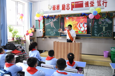 喜迎二十大 争做好队员——学雷锋标兵走进小学参加主题入队仪式